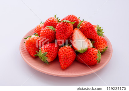 草莓白色背景 119225170