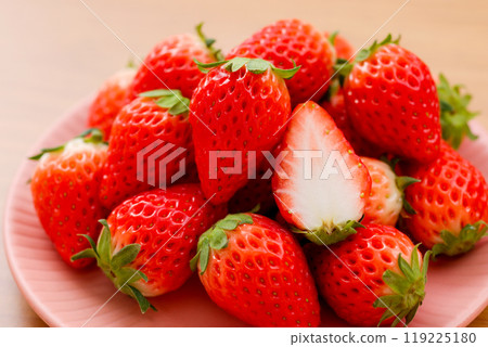 Strawberries on the table Strawberries on the table 119225180