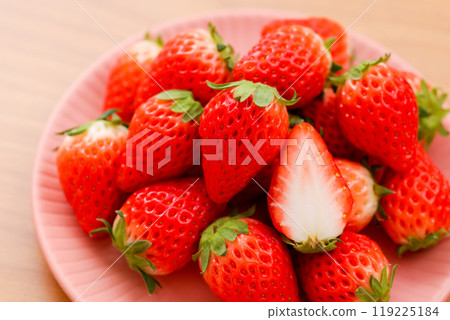 桌上的草莓 119225184