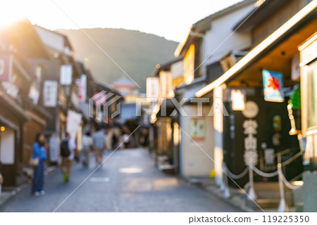 日本房屋背景模糊、京都城市景觀合成背景、失焦影像 日本房屋背景模糊、京都城市景觀合成背景、失焦影像 119225350