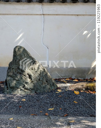 Stones in the temple grounds: Light and shadow around them③ Stones in the temple grounds: Light and shadow around them③ 119225963