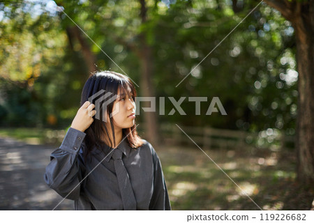 一個高中女孩在夏日公園快樂地玩耍 119226682