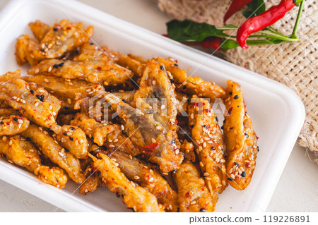 托盤裡甜辣炸牛蒡 托盤裡甜辣炸牛蒡 119226891