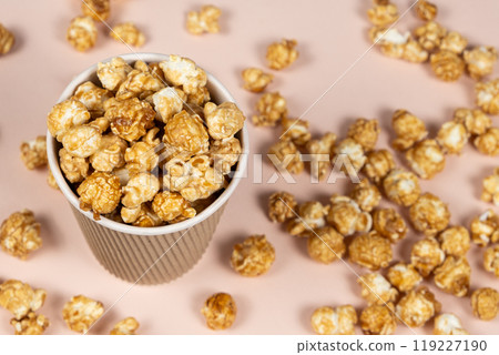 Sweet caramelized popcorn in a bucket. 119227190