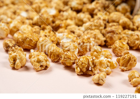 Sweet caramelized popcorn close up 119227191