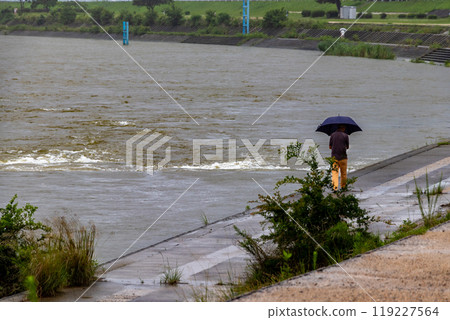 被大雨淹沒的河 119227564