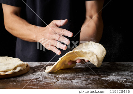 披薩廚師製作披薩麵團 119228426