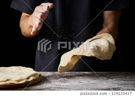 披薩廚師製作披薩麵團 119228427