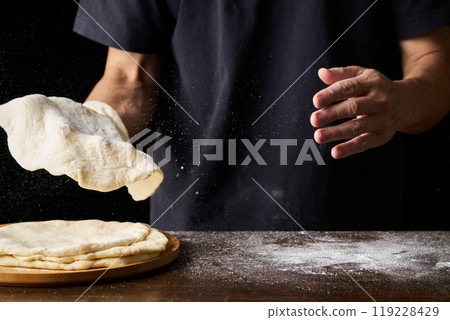 披薩廚師製作披薩麵團 披薩廚師製作披薩麵團 119228429