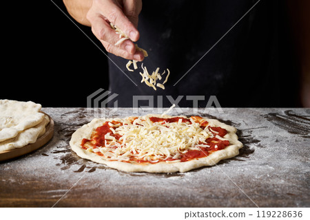 披薩廚師撒起司 119228636