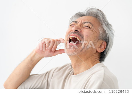 美麗高級男性的笑聲 119229423