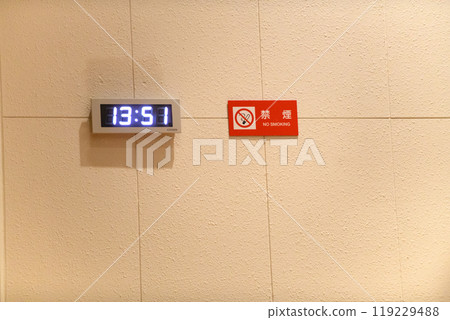 大廳牆上安裝了時鐘和禁止吸煙標誌 大廳牆上安裝了時鐘和禁止吸煙標誌 119229488