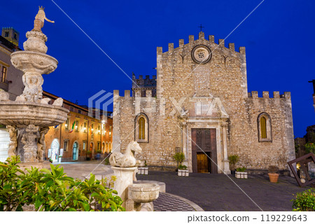 Piazza del Duomo in old town of Taormina, Sicily, Italy 119229643