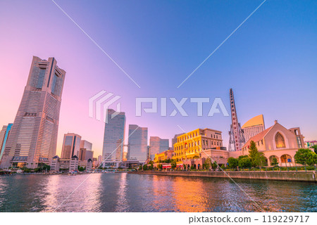 日本橫濱城市景觀，十月。橫濱地標塔、船屋和港未來市的景觀 = 13th 119229717