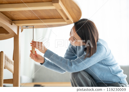 A woman using a driver 119230009