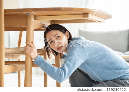 躲在桌子後面的女人 119230012