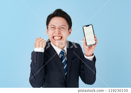A businessman who takes a guts pose with a smartphone 119230150