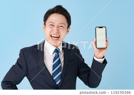 商人拿著智慧型手機大笑 商人拿著智慧型手機大笑 119230166