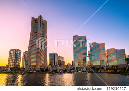 日本橫濱城市景觀,十月。橫濱地標塔、船屋和港未來市的景觀 = 13th 日本橫濱城市景觀,十月。橫濱地標塔、船屋和港未來市的景觀 = 13th 119230327