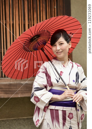 浴衣的一名年輕女子 119231069
