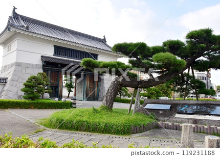 愛知縣岡崎公園岡崎二十七道導石碑和大手門 119231188