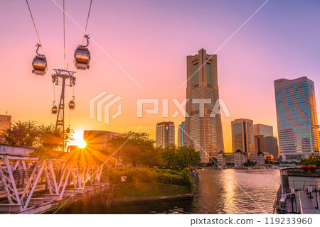 日本橫濱城市景觀，十月。橫濱地標塔、日落、船屋和港未來城的景觀= 13 119233960