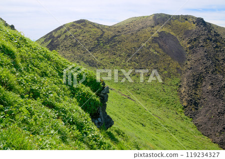 Mt. Metake of Mt. Akita-Komagatake as seen from the middle of Mt. Otoko 119234327
