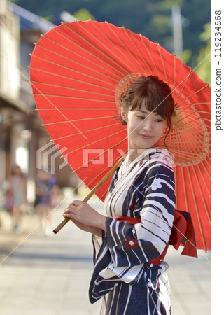 穿著浴衣的年輕女子的肖像 119234868