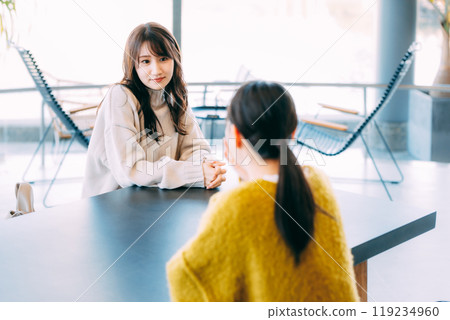 與朋友在咖啡館喝茶的女人 119234960