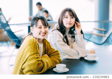 在餐廳用餐的女人 119234961