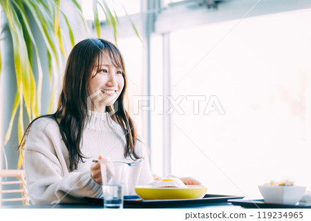 在餐廳用餐的女人 119234965