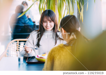 在餐廳用餐的女人 在餐廳用餐的女人 119235019