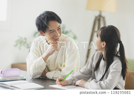 Elementary school students studying with their parents 119235081