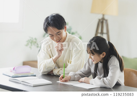 Elementary school students studying with their parents 119235083