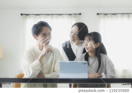 Elementary school students studying with their parents 119235089
