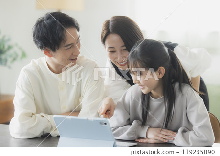 正在學習的小學生和家長 119235090
