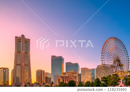 日本橫濱城市景觀，十月。橫濱地標塔、日落和港未來市的景觀= 13 119235091