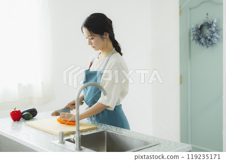 Apron woman 119235171