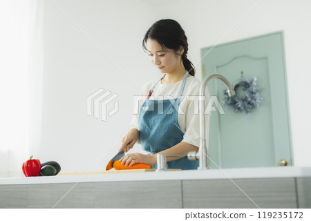 Apron woman 119235172