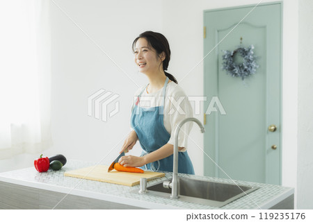 Apron woman 119235176
