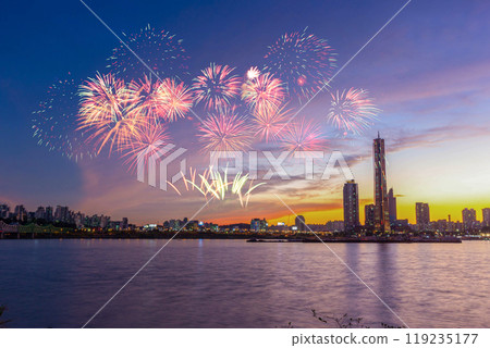 Fireworks along the Han River in International Fireworks Festival at Yeouido, Seoul, South Korea. 119235177