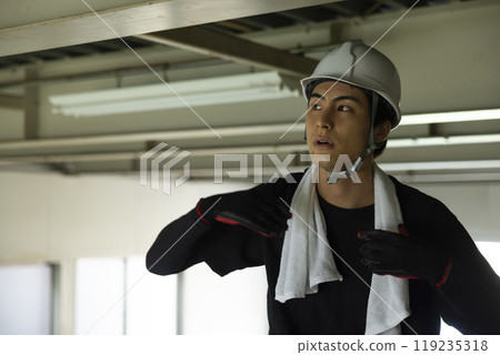 工人正在拆除鋼架 工人正在拆除鋼架 119235318