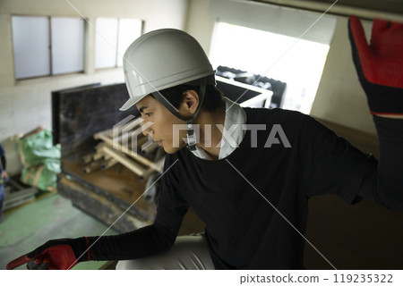 工人正在拆除鋼架 119235322