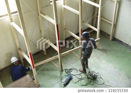Workers dismantling steel beams Workers dismantling steel beams 119235330