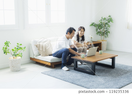 客廳裡的中年夫婦 119235336