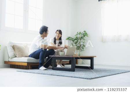 客廳裡的中年夫婦 119235337