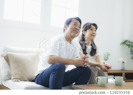 客廳裡的中年夫婦 119235338