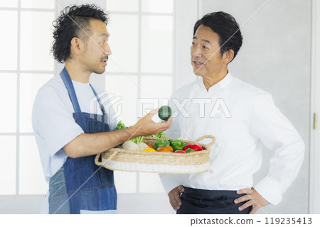 廚師做握拳動作 119235413