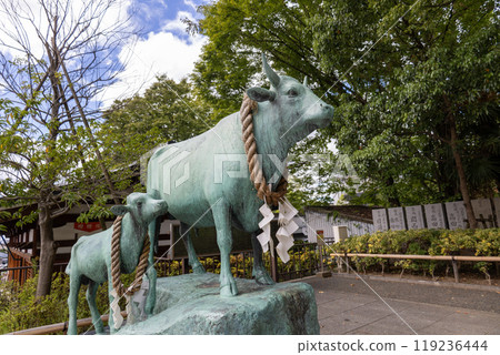 Parent and child lotus cow statues at Ishikiri Tsurugi Shrine (photographed in September 2024) 119236444