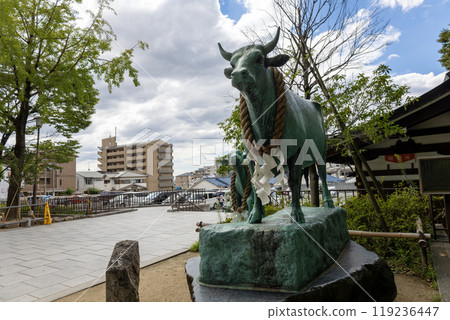 Parent and child lotus cow statues at Ishikiri Tsurugi Shrine (photographed in September 2024) 119236447